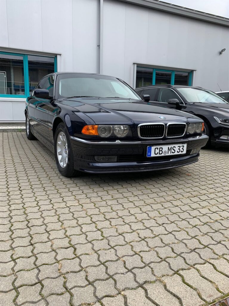 Youngtimer BMW E38 in der Werkstatt von LackPräsenz Cottbus
