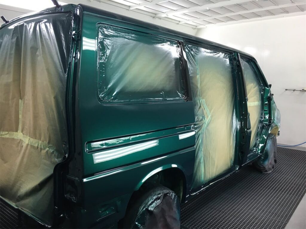 Abgeklebter Transporter vor der Lackierung bei LackPräsenz Cottbus