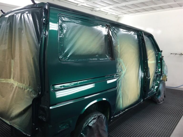 Abgeklebter Transporter vor der Lackierung bei LackPräsenz Cottbus