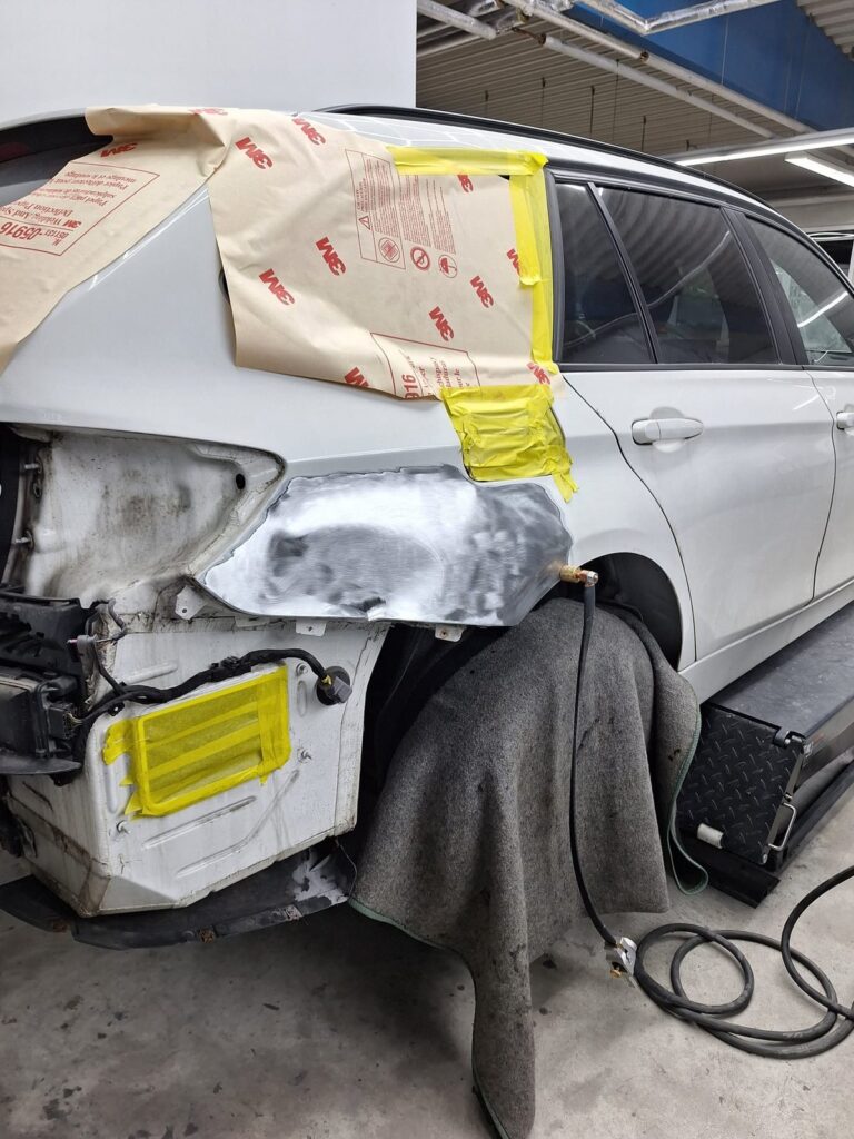 Abgeklebtes Fahrzeugheck vor der Beilackierung – Smart Repair bei LackPräsenz Cottbus