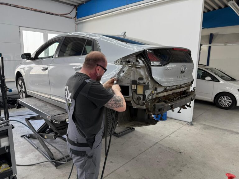 Lackierer bereitet ein Fahrzeugheck in der Werkstatt vor – LackPräsenz Fix Auto Cottbus