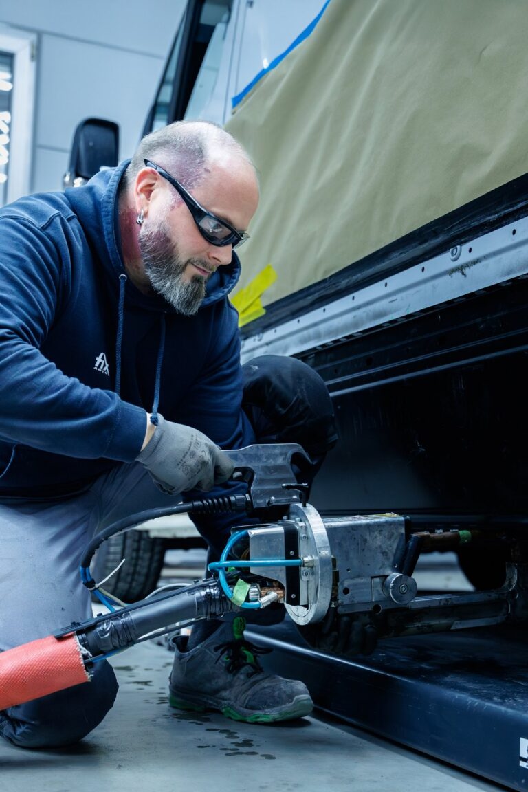 Karosseriebauer bei der Unfallinstandsetzung – Fix Auto Cottbus